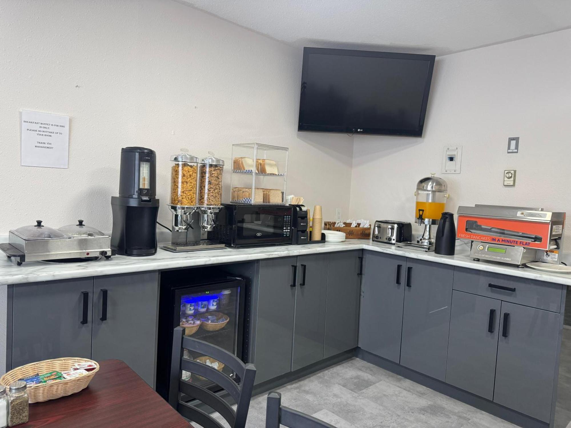 Howard Johnson By Wyndham Fort St. John Ngoại thất bức ảnh