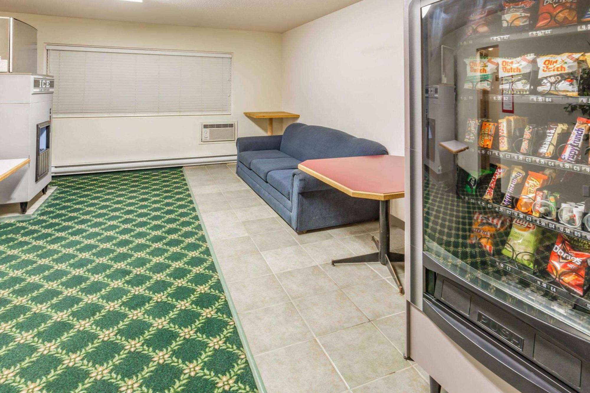 Howard Johnson By Wyndham Fort St. John Ngoại thất bức ảnh