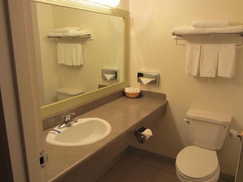 Howard Johnson By Wyndham Fort St. John Ngoại thất bức ảnh